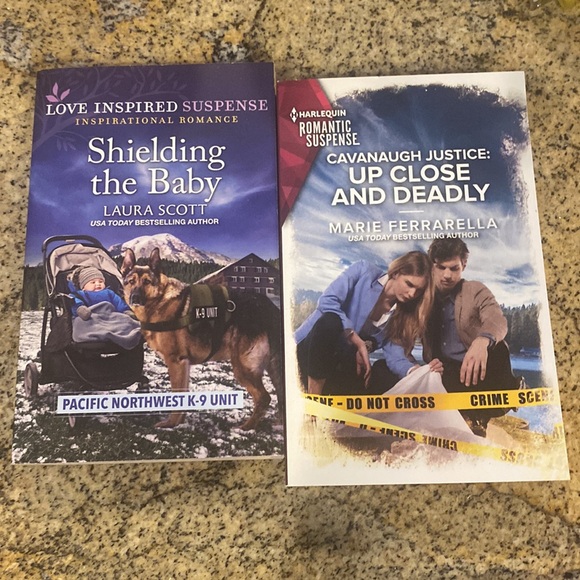 Dozen Harlequin books - Picture 6 of 7